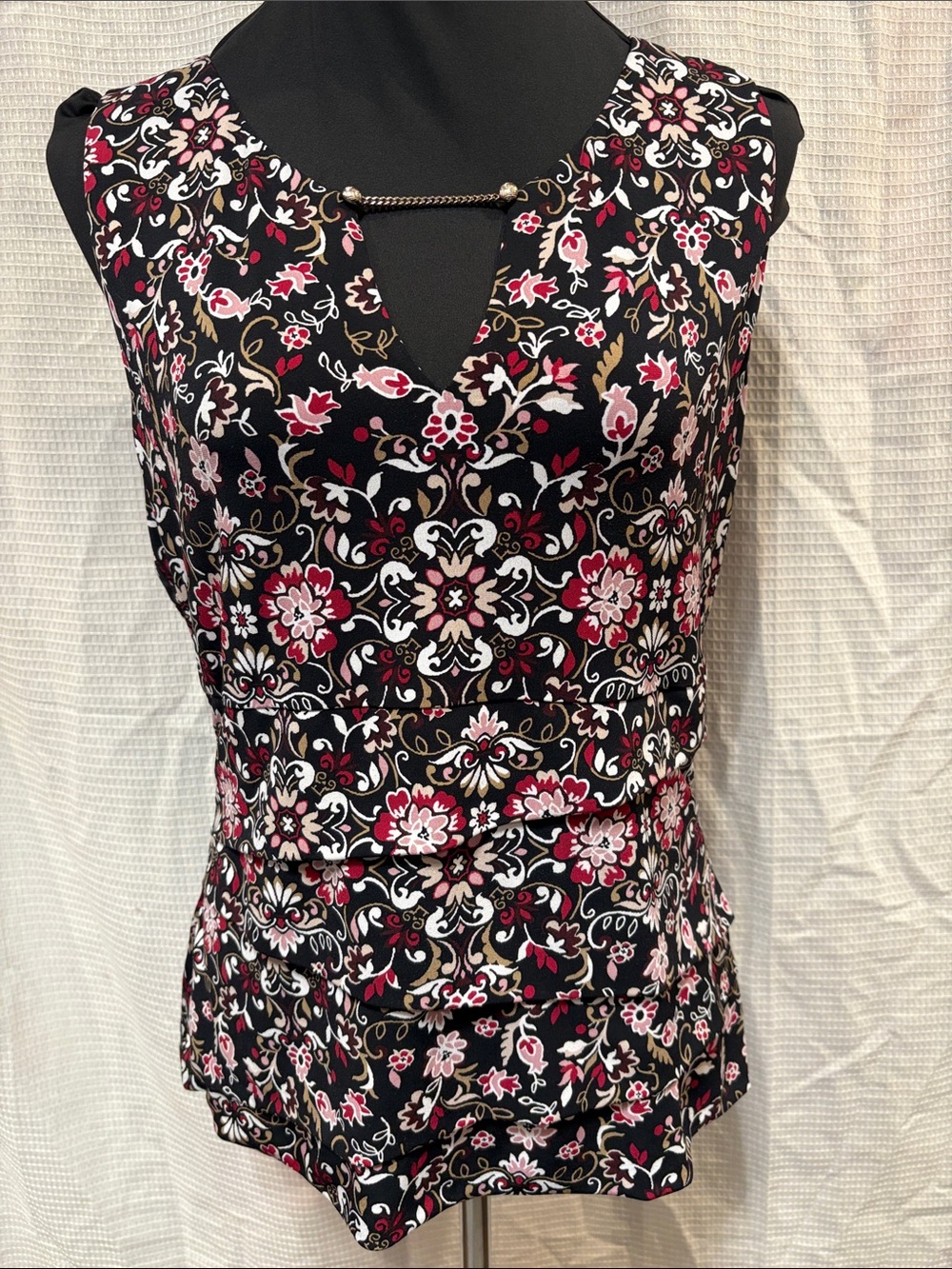 Women’s Sleeveless Floral Print V-Neck Top - Black & Pink